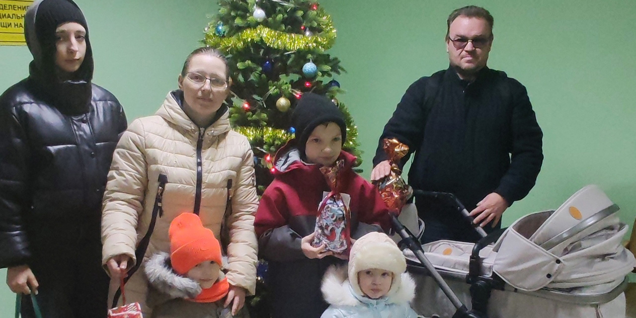 При поддержке КУП "МОЦИС" детям из многодетных семей вручены сладкие подарки